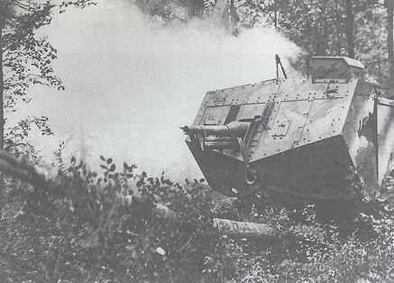 Egy francia Chamond harckocsi tmadsra indul